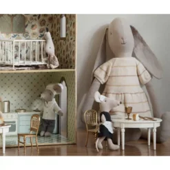 Maileg Knuffelmuis Grote Zus - Dienstmeisje - 15 Cm 7 Maileg Knuffelmuis Grote Zus - Dienstmeisje - 15 Cm -Janod Winkel 17 2200 00 maileg knuffelmuis grote zus dienstmeisje 15 cm ilovespeelgoed.nl