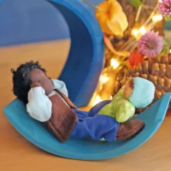 Grimm's Poppenhuispopje Baby Leo - 7 Cm 9 Grimm's Poppenhuispopje Baby Leo - 7 Cm -Janod Winkel grimm s poppenhuispopje baby leo 3