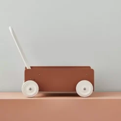 Kids Concept Loopwagen Abrikoos -Janod Winkel kids concept loopwagen abrikoos ilovespeelgoed.nl