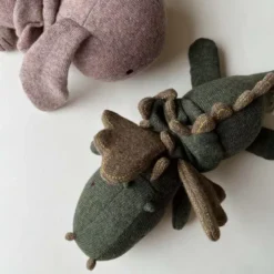 Konges Sløjd Activiteitenknuffel Draak - 27 Cm -Janod Winkel konges sl jd muziekdoosje knuffeldraak 4