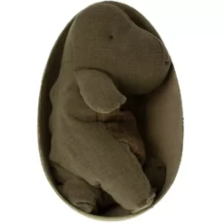 Maileg Knuffeldino In Ei Medium - Forrest Green - 37 Cm -Janod Winkel maileg knuffeldino in ei medium forrest green2