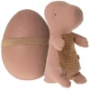 Maileg Knuffeldino In Ei Small - Old Rose - 23 Cm 2 Maileg Knuffeldino In Ei Small - Old Rose - 23 Cm -Janod Winkel maileg knuffeldino in ei small old rose