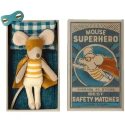 Maileg Knuffelmuis Kleine Broer In Luciferdoosje - Superheld - 10 Cm 8 Maileg Knuffelmuis Kleine Broer In Luciferdoosje - Superheld - 10 Cm -Janod Winkel maileg knuffelmuis grote broer superheld2