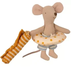 Maileg Knuffelmuis Kleine Broer - Strandhokje - 11 Cm -Janod Winkel maileg knuffelmuis kleine broer strandhut2
