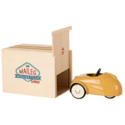 Maileg Knuffelmuis Kleine Broer Met Garage En Auto - Geel - 10 Cm -Janod Winkel maileg poppenauto geel 1