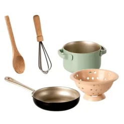 Maileg Poppenhuis Fornuis Met Kookgerei - 8 Cm -Janod Winkel maileg poppenfornuis 1