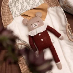 Main Sauvage Knuffelbeer Sienna Pyjamas - 42 Cm -Janod Winkel main sauvage knuffelbeer sienna pyjamas 42 cm 1