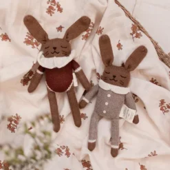 Main Sauvage Knuffelkonijn Sienna Bodysuit - 22 Cm -Janod Winkel main sauvage knuffelkonijn oat jumpsuit 22 cm 1 1