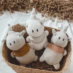 Mrs Ertha Knuffeleenhoorn En Rammelaar - Peach - 23 Cm -Janod Winkel mrs ertha knuffeleenhoorn en rammelaar peach 23 cm