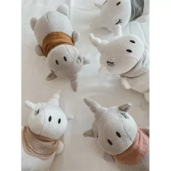 Mrs Ertha Knuffeleenhoorn En Rammelaar - Peach - 23 Cm -Janod Winkel mrs ertha knuffeleenhoorn en rammelaar peach 23 cm 4