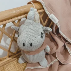 Mrs Ertha Knuffeleenhoorn En Rammelaar - Peach - 23 Cm -Janod Winkel mrs ertha knuffeleenhoorn en rammelaar peach 23 cm 8