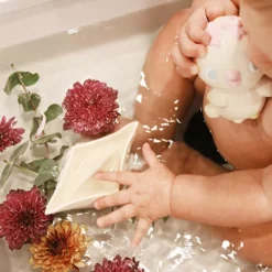 Oli & Carol Bijt- & Badspeelgoed Bootje - Wit -Janod Winkel oli carol bijt badspeelgoed bootje wit 12