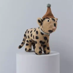 Oyoy Knuffelluipaard Elvis - 27 Cm -Janod Winkel oyoy knuffelkussen luipaard elvis 33 cm ilovespeelgoed.jpg3