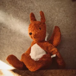 Senger Knuffeleekhoorn - 32 Cm -Janod Winkel senger knuffeleekhoorn 32 cm 2 1